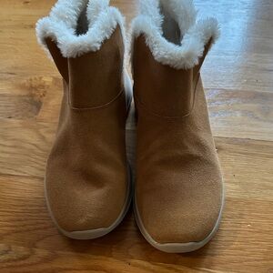 Skechers Tan Boots with White Faux Fur